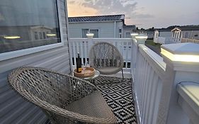 Jurassic Bliss - Stylish Static Caravan With Partial Sea View At Durdle Door